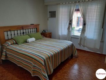 Casa en 3 plantas   4 Dorm 1 en suite con Vestidor.   Parrilla/ Pileta.  IMPERDIBLE !!!