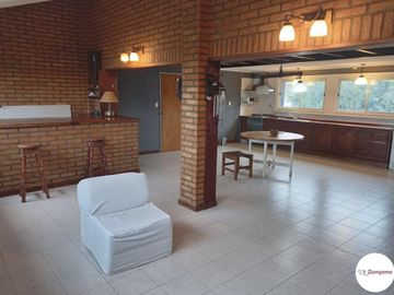 Casa en 3 plantas   4 Dorm 1 en suite con Vestidor.   Parrilla/ Pileta.  IMPERDIBLE !!!