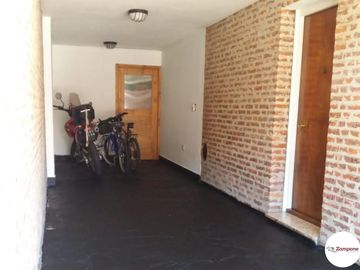 Casa en 3 plantas   4 Dorm 1 en suite con Vestidor.   Parrilla/ Pileta.  IMPERDIBLE !!!