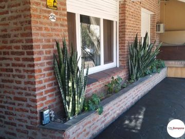 Casa en 3 plantas   4 Dorm 1 en suite con Vestidor.   Parrilla/ Pileta.  IMPERDIBLE !!!