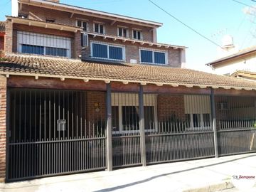 Casa en 3 plantas   4 Dorm 1 en suite con Vestidor.   Parrilla/ Pileta.  IMPERDIBLE !!!