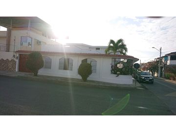 En venta hermosa casa en Manta 2000