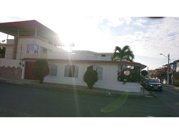 En venta hermosa casa en Manta 2000
