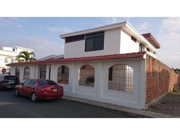 En venta hermosa casa en Manta 2000