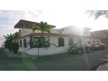 En venta hermosa casa en Manta 2000