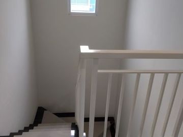 Melda Rumah Hook 2 Lantai Strategis Beji Tanah Baru