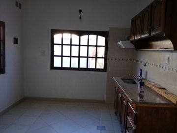 Casa en 2 plantas, ph al fondo con entrada propia independiente -  Lisandro de la Torre 3400, 3 ambientes, 2 baños, cochera. A estrenar!