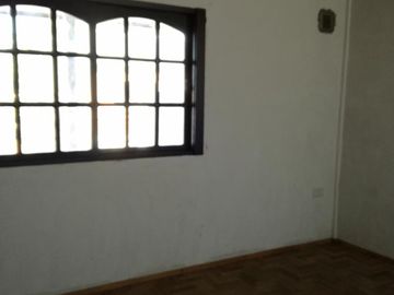Casa en 2 plantas, ph al fondo con entrada propia independiente -  Lisandro de la Torre 3400, 3 ambientes, 2 baños, cochera. A estrenar!