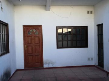 Casa en 2 plantas, ph al fondo con entrada propia independiente -  Lisandro de la Torre 3400, 3 ambientes, 2 baños, cochera. A estrenar!