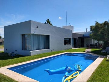 Hermosa Casa en Barrio Brikcland Canning) . Tres Domritorios, Piscina y Quincho