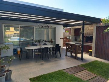 Hermosa Casa en Barrio Brikcland Canning) . Tres Domritorios, Piscina y Quincho