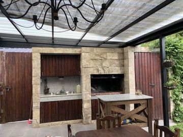 Hermosa Casa en Barrio Brikcland Canning) . Tres Domritorios, Piscina y Quincho