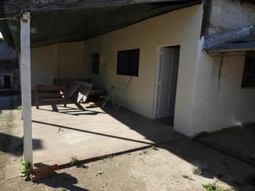 EXCELENTE PROPIEDAD DE 4 AMBIENTES CON ENTRADA DE AUTOS SOBRE LOTE DE 15X50