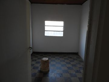 EXCELENTE PROPIEDAD DE 4 AMBIENTES CON ENTRADA DE AUTOS SOBRE LOTE DE 15X50
