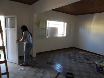 EXCELENTE PROPIEDAD DE 4 AMBIENTES CON ENTRADA DE AUTOS SOBRE LOTE DE 15X50