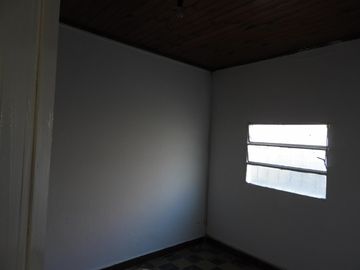 EXCELENTE PROPIEDAD DE 4 AMBIENTES CON ENTRADA DE AUTOS SOBRE LOTE DE 15X50