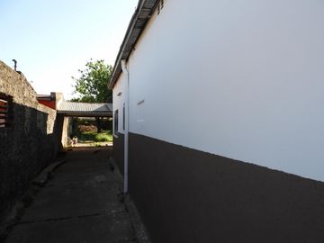 EXCELENTE PROPIEDAD DE 4 AMBIENTES CON ENTRADA DE AUTOS SOBRE LOTE DE 15X50