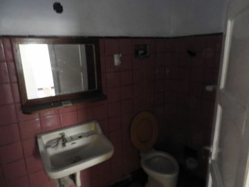 EXCELENTE PROPIEDAD DE 4 AMBIENTES CON ENTRADA DE AUTOS SOBRE LOTE DE 15X50