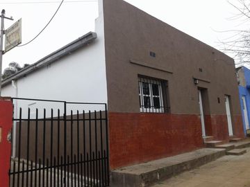 EXCELENTE PROPIEDAD DE 4 AMBIENTES CON ENTRADA DE AUTOS SOBRE LOTE DE 15X50