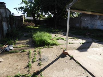 EXCELENTE PROPIEDAD DE 4 AMBIENTES CON ENTRADA DE AUTOS SOBRE LOTE DE 15X50