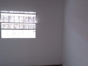 EXCELENTE PROPIEDAD DE 4 AMBIENTES CON ENTRADA DE AUTOS SOBRE LOTE DE 15X50