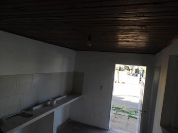 EXCELENTE PROPIEDAD DE 4 AMBIENTES CON ENTRADA DE AUTOS SOBRE LOTE DE 15X50