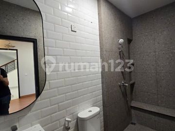 Dijual Cepat Rumah Bagus 2 Lantai (9X20) SHM Hadap Timur di BSD The Green