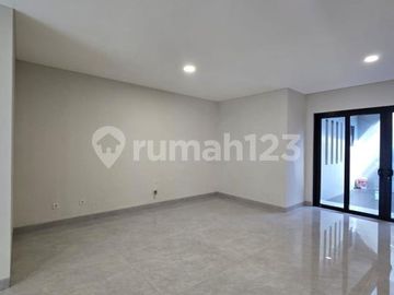 Dijual Cepat Rumah Bagus 2 Lantai (9X20) SHM Hadap Timur di BSD The Green