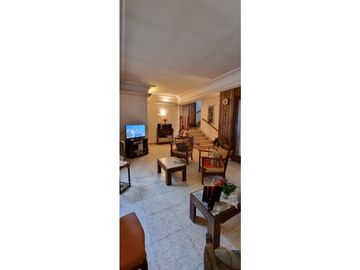 Chalet cuatro ambientes con dependencia de servicio