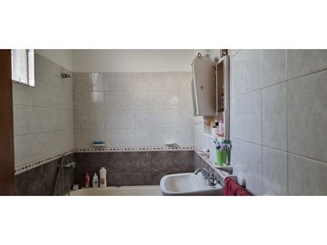 Chalet cuatro ambientes con dependencia de servicio