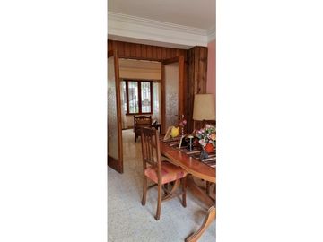 Chalet cuatro ambientes con dependencia de servicio