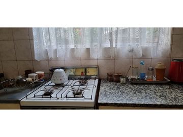 Chalet cuatro ambientes con dependencia de servicio