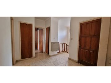 Chalet cuatro ambientes con dependencia de servicio