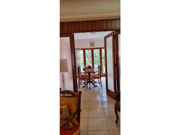 Chalet cuatro ambientes con dependencia de servicio