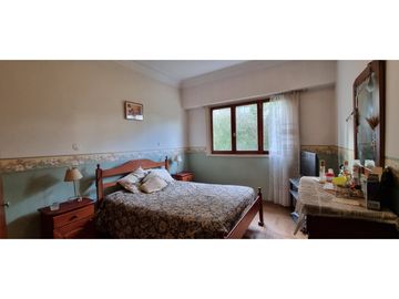 Chalet cuatro ambientes con dependencia de servicio