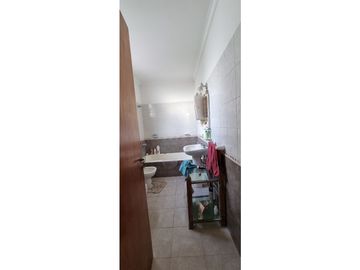 Chalet cuatro ambientes con dependencia de servicio