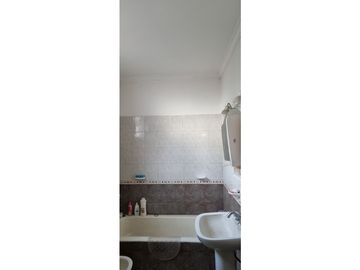 Chalet cuatro ambientes con dependencia de servicio