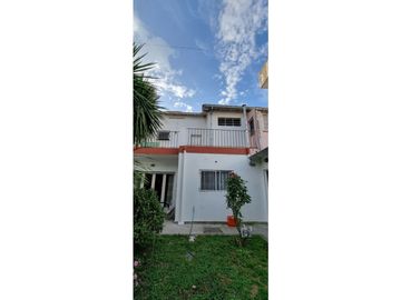 Chalet cuatro ambientes con dependencia de servicio