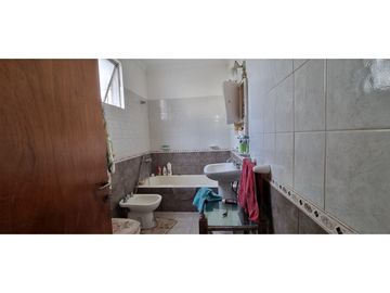 Chalet cuatro ambientes con dependencia de servicio