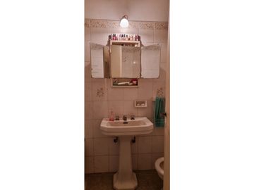 Chalet cuatro ambientes con dependencia de servicio