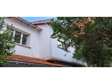 Chalet cuatro ambientes con dependencia de servicio