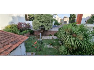 Chalet cuatro ambientes con dependencia de servicio