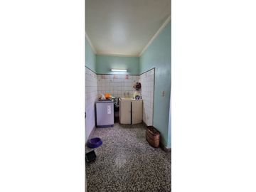 Chalet cuatro ambientes con dependencia de servicio