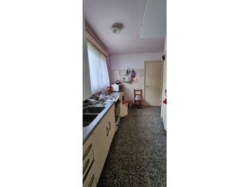 Chalet cuatro ambientes con dependencia de servicio