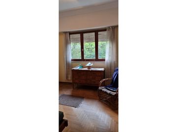 Chalet cuatro ambientes con dependencia de servicio