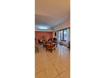 Chalet cuatro ambientes con dependencia de servicio