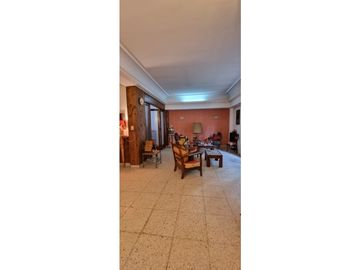 Chalet cuatro ambientes con dependencia de servicio