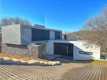 CASA EN VENTA A ESTRENAR COUNTRY ALTOS DE CARLOS PAZ