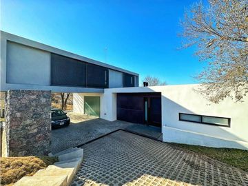 CASA EN VENTA A ESTRENAR COUNTRY ALTOS DE CARLOS PAZ