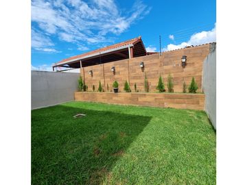 SE VENDE CASA EN LA ARBOLEDA